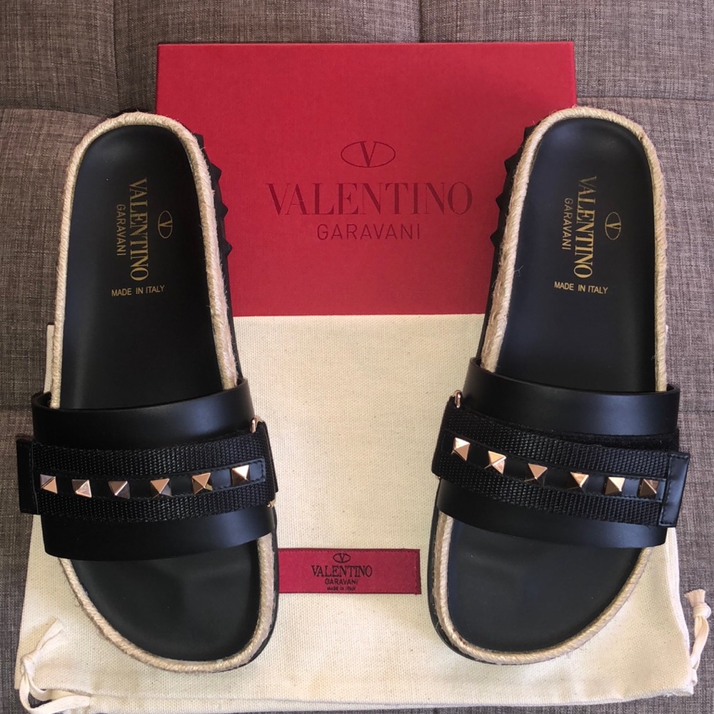 NIB Valentino Garavani Rockstud Rubber pool slides. Size 6